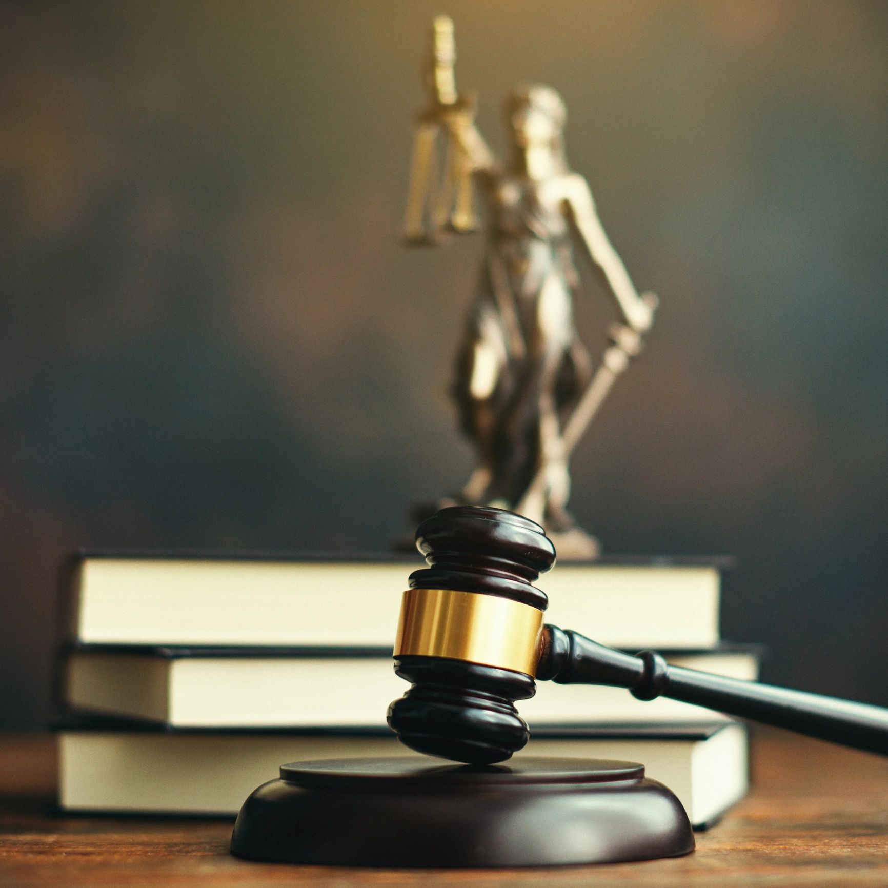 Balança da justiça e livros de direito